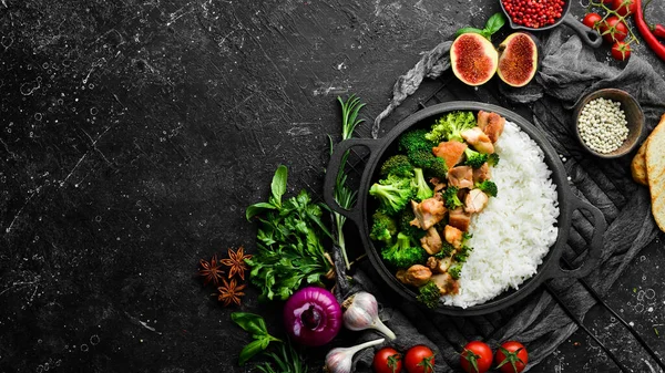 Brokoli ve tavuk filetosu ile haşlanmış pirinç. Kızartma tavasında. Sağlıklı yiyecekler. Üst görünüm.