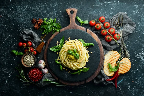 Ζυμαρικά Σάλτσα Πέστο Βασιλικό Και Κουκουνάρι Ιταλικό Φαγητό Άνω Όψη — Φωτογραφία Αρχείου