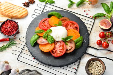 Taze domatesli Caprese salatası, mozzarella peyniri ve fesleğen. İtalyan yemeği. Üst görünüm.