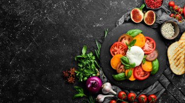 Taze domatesli Caprese salatası, mozzarella peyniri ve fesleğen. İtalyan yemeği. Üst görünüm.