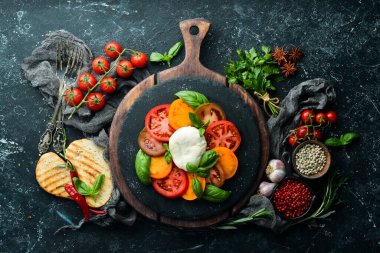 Taze domatesli Caprese salatası, mozzarella peyniri ve fesleğen. İtalyan yemeği. Üst görünüm.