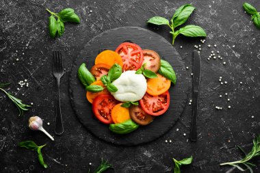 Taze domatesli Caprese salatası, mozzarella peyniri ve fesleğen. İtalyan yemeği. Üst görünüm.