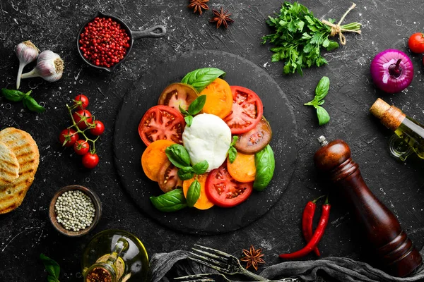 Taze domatesli Caprese salatası, mozzarella peyniri ve fesleğen. İtalyan yemeği. Üst görünüm.