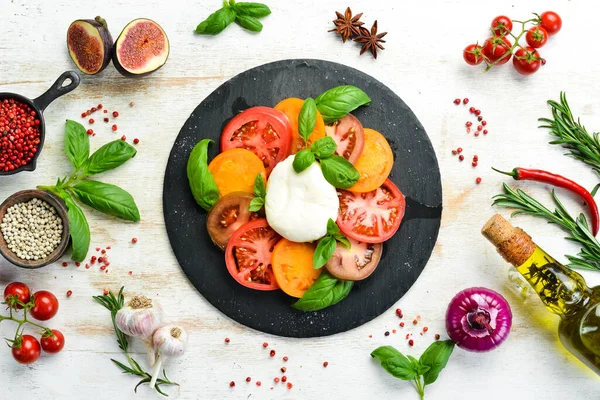 Salada Caprese Com Tomate Fresco Queijo Mussarela Manjericão Comida Italiana — Fotografia de Stock