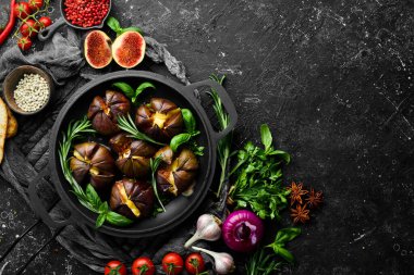 Krem peynirli incir ve tavada fesleğen. Metnin için boş yer. Üst görünüm.