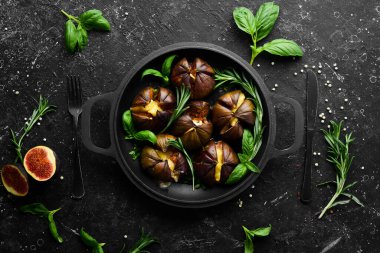 Krem peynirli incir ve tavada fesleğen. Metnin için boş yer. Üst görünüm.