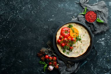Domatesli omlet ve tavada maydanoz. Kahvaltı için yemek. Metnin için boş yer. Üst görünüm.