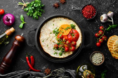 Domatesli omlet ve tavada maydanoz. Kahvaltı için yemek. Metnin için boş yer. Üst görünüm.