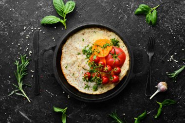 Domatesli omlet ve tavada maydanoz. Kahvaltı için yemek. Metnin için boş yer. Üst görünüm.