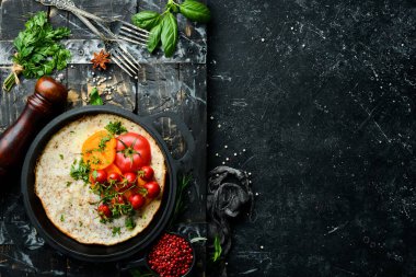 Domatesli omlet ve tavada maydanoz. Kahvaltı için yemek. Metnin için boş yer. Üst görünüm.