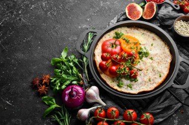 Domatesli omlet ve tavada maydanoz. Kahvaltı için yemek. Metnin için boş yer. Üst görünüm.