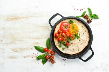 Domatesli omlet ve tavada maydanoz. Kahvaltı için yemek. Metnin için boş yer. Üst görünüm.