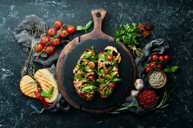 Mantarlı, roka, üzümlü ve peynirli Metnin için boş yer. Üst görünüm.