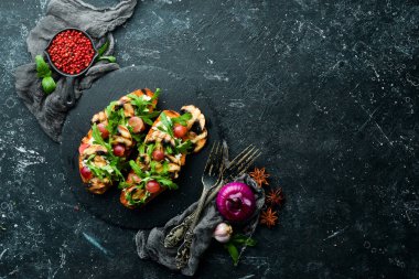 Mantarlı, roka, üzümlü ve peynirli Metnin için boş yer. Üst görünüm.