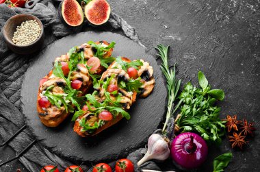 Mantarlı, roka, üzümlü ve peynirli Metnin için boş yer. Üst görünüm.