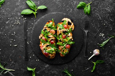 Mantarlı, roka, üzümlü ve peynirli Metnin için boş yer. Üst görünüm.