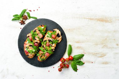 Mantarlı, roka, üzümlü ve peynirli Metnin için boş yer. Üst görünüm.