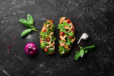 Mantarlı, roka, üzümlü ve peynirli Metnin için boş yer. Üst görünüm.