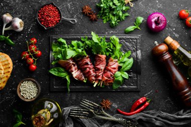 Siyah taş tabakta roka ve balzamik soslu Prosciutto. Antipasto. Üst görünüm.