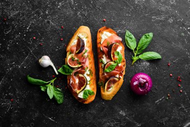 Prosciutto, incir ve beyaz peynir. Antipasto. Üst görünüm.