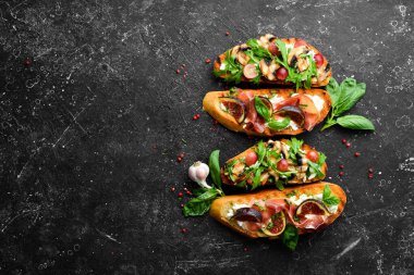 Tuzlanmış mantar, prosciutto, incir ve peynir. Antipasto. Üst görünüm.