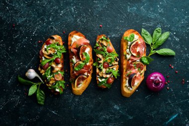 Tuzlanmış mantar, prosciutto, incir ve peynir. Antipasto. Üst görünüm.