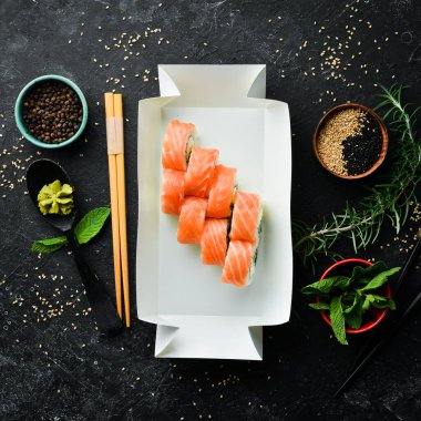 Somon, salatalık ve Philadelphia peynirli suşi. Japon yemeği. Geleneksel suşi. Üst görünüm.