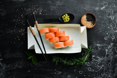 Somon, salatalık ve Philadelphia peynirli suşi. Japon yemeği. Geleneksel suşi. Üst görünüm.