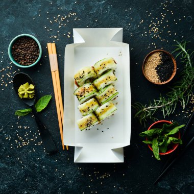 Salatalık, susam ve Philadelphia peynirli suşi. Japon yemeği. Geleneksel suşi. Üst görünüm.