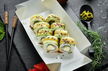 Salatalık, susam ve Philadelphia peynirli suşi. Japon yemeği. Geleneksel suşi. Üst görünüm.