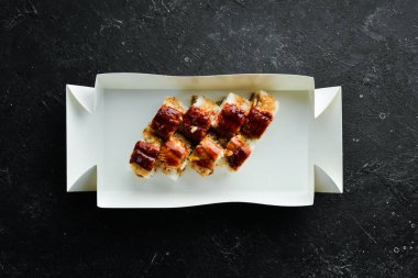 Suşi, yılan balığı ve Philadelphia peynirli. Japon yemeği. Geleneksel suşi. Üst görünüm.