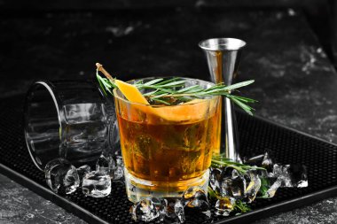 Portakal kabuklu alkollü negroni kokteyli. Siyah bir arka planda. Üst görünüm.