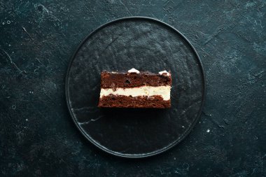 Kremalı kremalı çikolatalı pasta. Tatlı. Siyah bir arka planda. Üst görünüm.