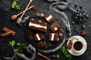 Kremalı kremalı çikolatalı pasta. Tatlı. Siyah bir arka planda. Üst görünüm.