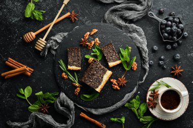 Çikolata ve fındıklı haşhaşlı kek. Tatlı. Siyah bir arka planda. Üst görünüm.