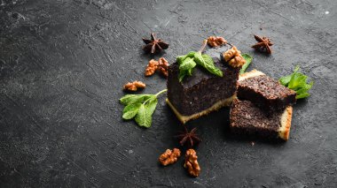 Çikolata ve fındıklı haşhaşlı kek. Tatlı. Siyah bir arka planda. Üst görünüm.
