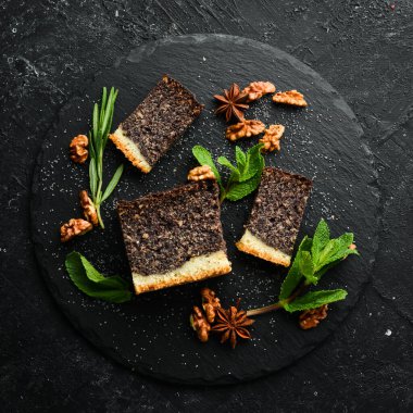 Çikolata ve fındıklı haşhaşlı kek. Tatlı. Siyah bir arka planda. Üst görünüm.