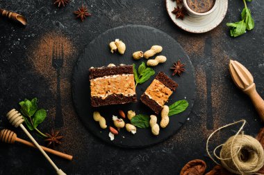 Fıstıklı çikolatalı pasta. Tatlı. Siyah bir arka planda. Üst görünüm.