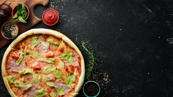 Traditionell Pizza Med Bacon Och Isbergssallad Italiensk Mat Ovanifrån — Stockfoto