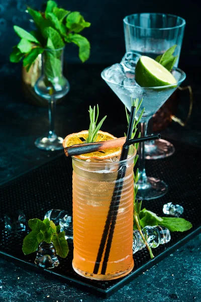 Koktajl Alkoholowy Likierem Pomarańczowym Cynamonem Czarnym Tle Widok Góry — Zdjęcie stockowe