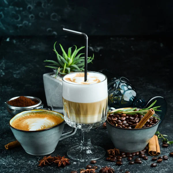 Kávé Készlet Kávébab Tejeskávé Cappuccino Fekete Háttérrel Felülnézet — Stock Fotó
