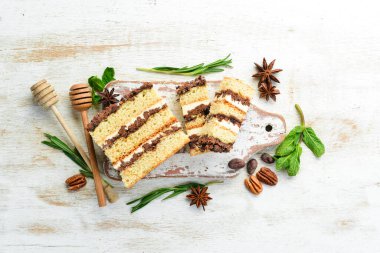 Tatlı kremalı çikolatalı pasta dilimleri. Tatlı. Siyah bir arka planda. Üst görünüm.