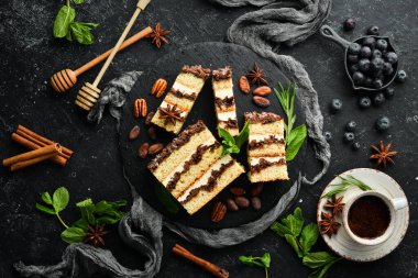 Tatlı kremalı çikolatalı pasta dilimleri. Tatlı. Siyah bir arka planda. Üst görünüm.