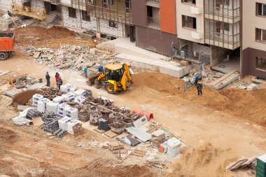 Bir çok katlı bina ve çevresinde ekipman inşası. Teknoloji kullanımı. Alan metni kopyalayın