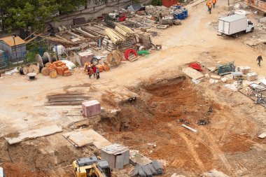 Bir çok katlı bina ve çevresinde ekipman inşası. Teknoloji kullanımı. Alan metni kopyalayın