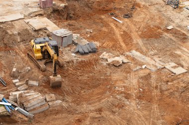 Bir çok katlı bina ve çevresinde ekipman inşası. Teknoloji kullanımı. Alan metni kopyalayın