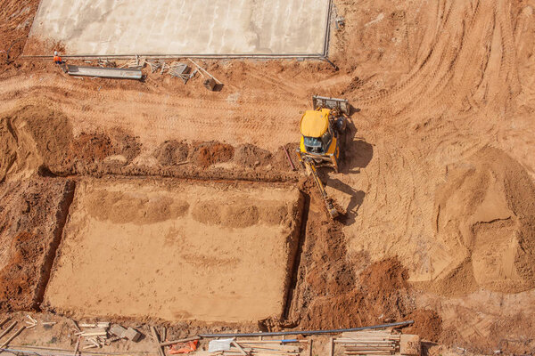 Строительство многоэтажного здания и оборудования вокруг. Использование технологий. Копирование космического текста
