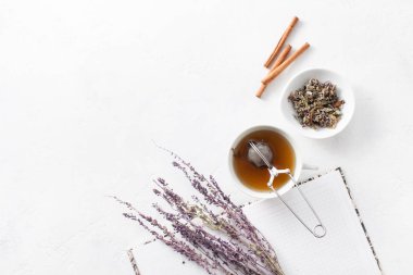 Bitkisel aromatik şifalı çay. Şifalı bitkiler kaynatma. Bir süzgeç ile çay demleme.