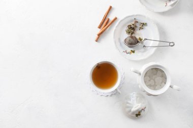 Bitkisel aromatik şifalı çay. Şifalı bitkiler kaynatma. Bir süzgeç ile çay demleme.