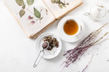 Bitkisel aromatik şifalı çay. Şifalı bitkiler kaynatma. Bir süzgeç ile çay demleme.